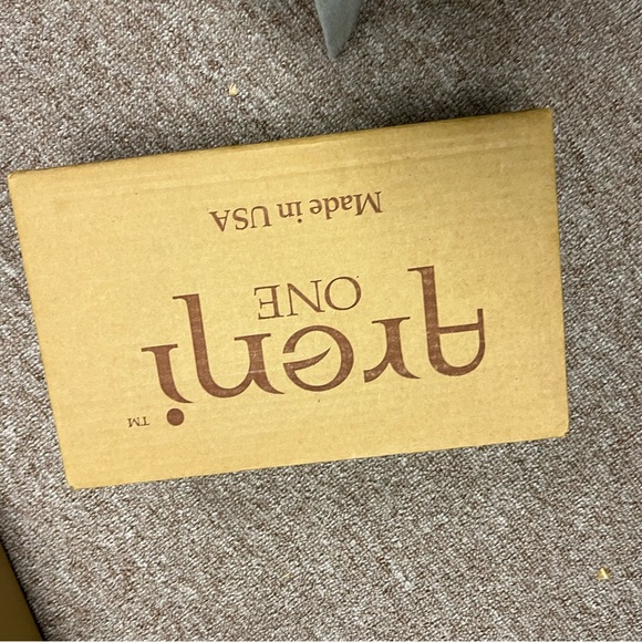 Rand new shoes for women, very comfortable, wide Velcro. Leather. Made in USA - Picture 5 of 7